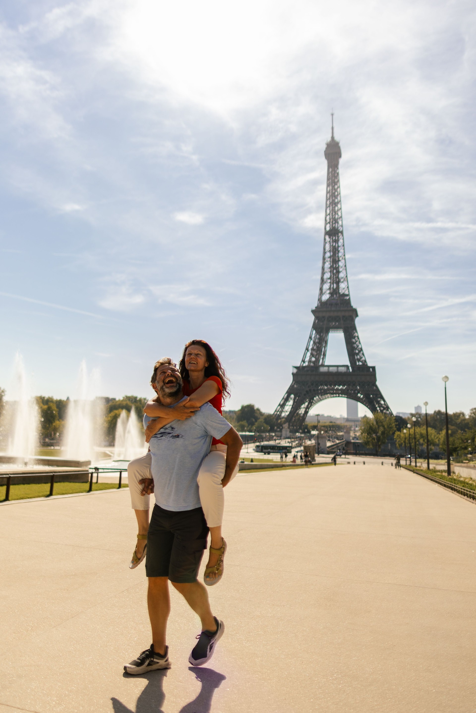 Marido y mujer frente a la torre Eiffel